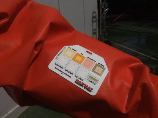 HazMat Smart Strip化學辨識貼可貼於化學保護袍上