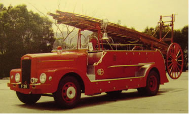 配備18米輪式手動救生梯的開篷大樓梯車(一九五七年型號)